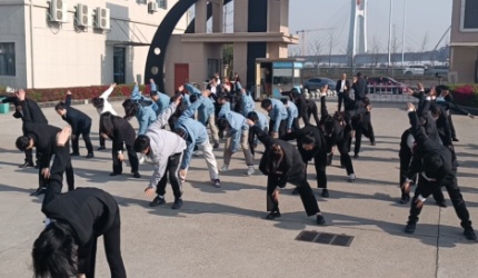 舞动青春，朝气蓬勃