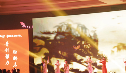 蝶舞追光，惊艳全场！庆典/年会/婚礼想与众不同？找白云！用无人机龙凤、蝴蝶表演，给你打造一场专属科技浪漫